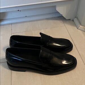 Everlane woman’s glossy loafers
